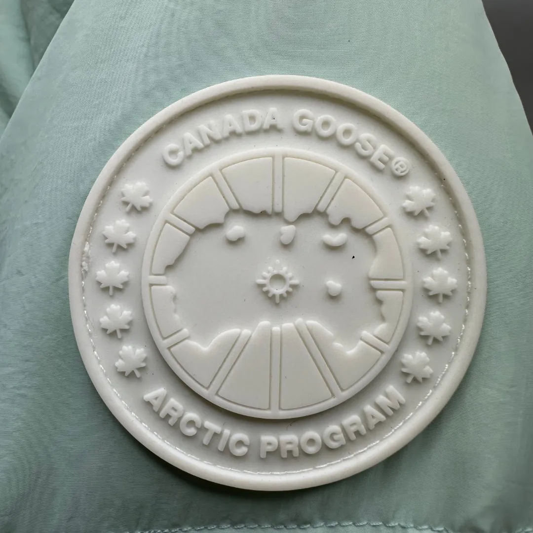 P780 𝗖𝗔𝗡𝗔𝗗𝗔 𝗚𝗢𝗢𝗦𝗘/Canada Goose capsule series macaron white label down jacket Fabric: Made of soft EnduraLuxe fabric imported from DuPont, CORDURA, USA, which enhances the durability of easy-to-wear parts, is lightweight and durable; the liner is made of 400T anti-velvet gallbladder, which is comfortable, soft and non-velvet. Hat: It has a detachable hood, which can be adjusted in two directions, and is also filled with down, which brings greater softness and wrapping around the head and neck, and is full of warmth. This parka has white trim at the back and around the hood, and the hood hardware is all original and custom-made to match the soft color of the fabric. Goose logo: The official website’s new series of large goose logos made of silicone, non-embroidered logos. Length: Fit hip-length. Accessories: The chest chain and pocket chain are all customized by YKK zipper company, and the zippers are consistent with the original color of the clothes; the zipper placket and inner straps are customized with the original Canada Goose logo; the cuffs are made of cashmere ribbing to increase comfort and lock in heat. Pockets: 3 exterior pockets: Fleece-lined hand-warmer pockets with two-way zipper closure for easy access. Security pocket with zipper closure under fly; 2 interior pockets: drop-in pocket Colors: Melt Blue, Moonlight Lime, Soft Pink, Beichen White Sizes: 𝗫𝗦-𝗦-𝗠